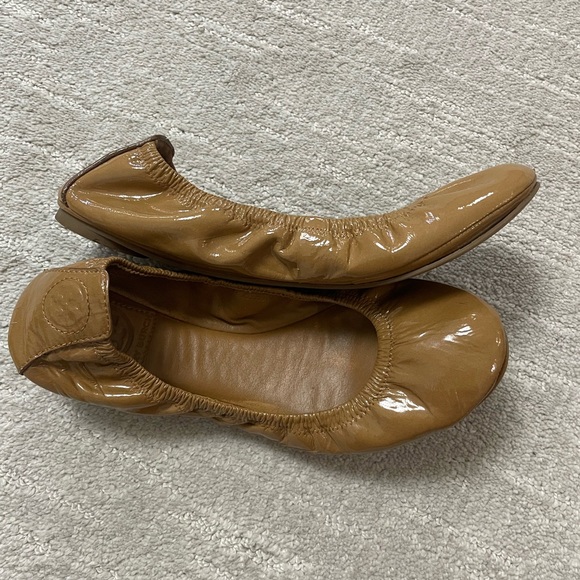 Tory Burch Glossy Tan Ballet Flats - Picture 7 of 7